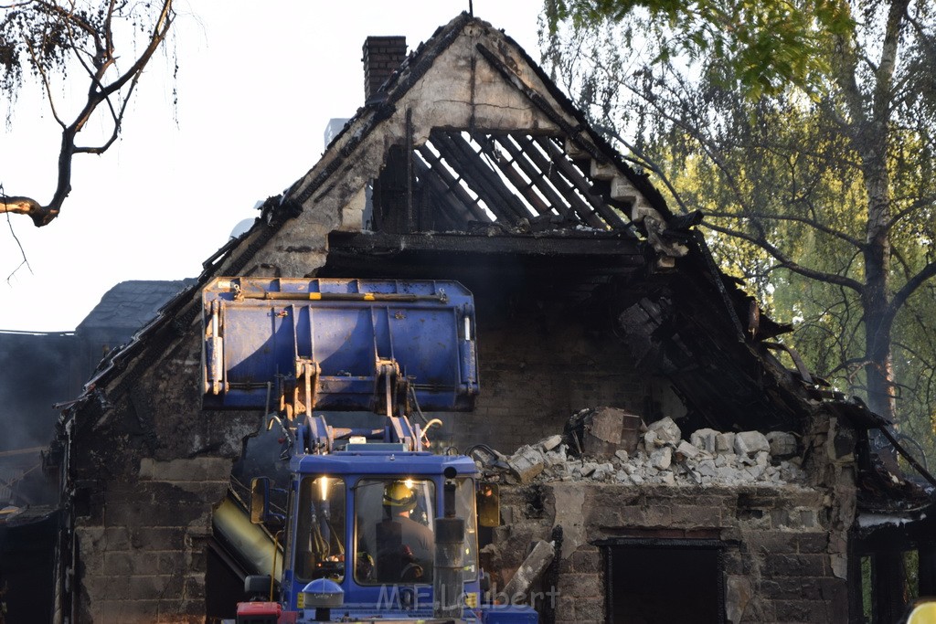 Grossfeuer Einfamilienhaus Siegburg Muehlengrabenstr P0967.JPG - Miklos Laubert